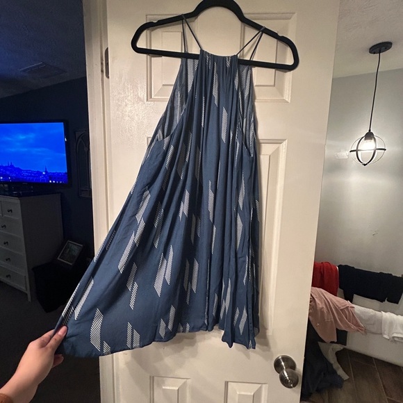 Elegant Blue Patterned Dress - Picture 2 of 5